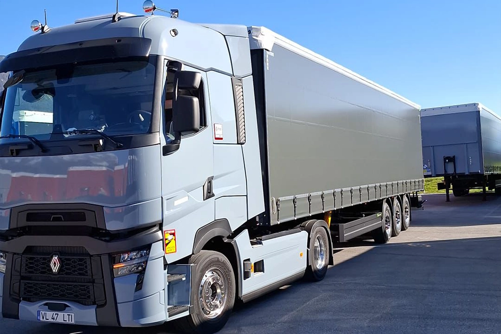 Camion Renault modern si semiremorca cu prelata pentru transport marfuri generale