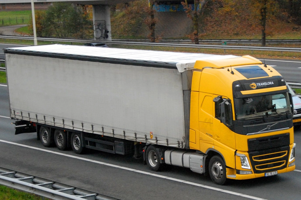 Camion Volvo si semiremorca cu prelata fotografiate pe autostrada in mers