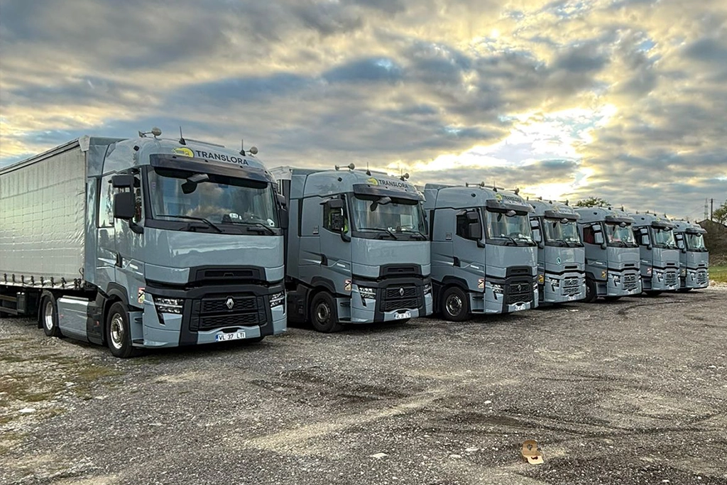 O parte din flota de camioane Renault din flota de transport a companiei Translora