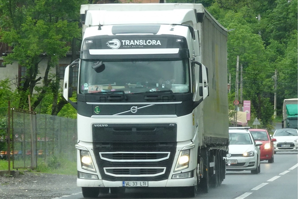 Camion Volvo fotografiat pe un drum national