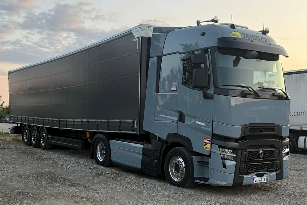 Camion Renault modern si semiremorca cu prelata pregatite de transport