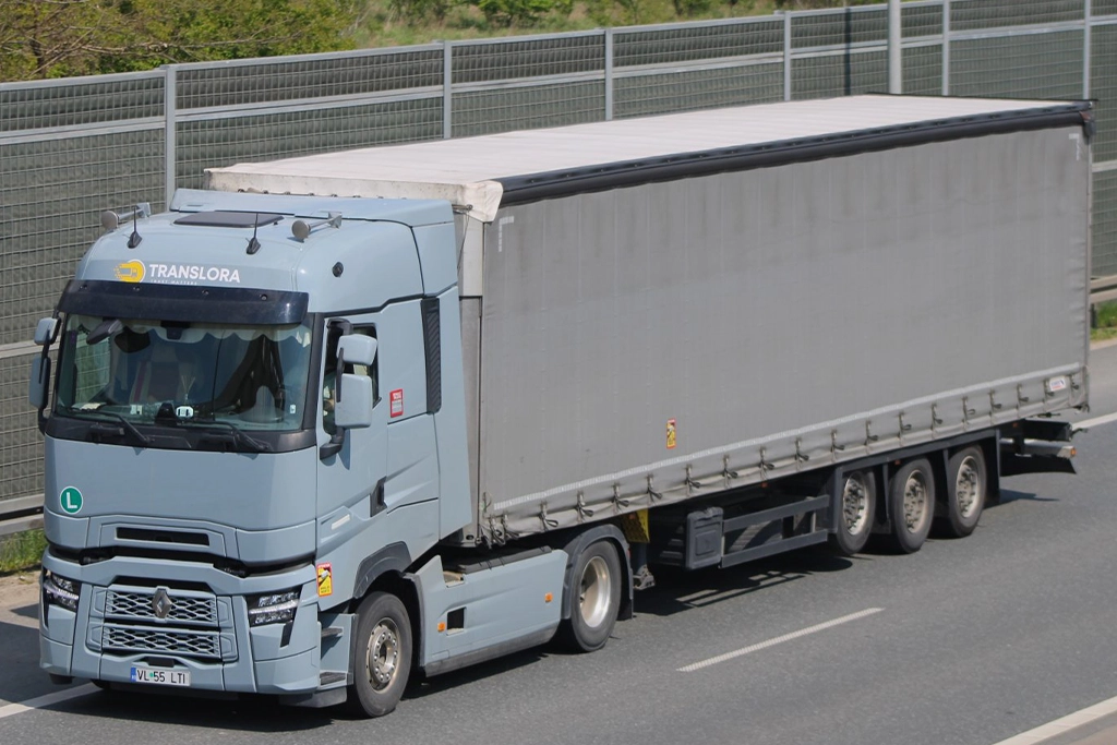 Ansamblu de transport din flota Translora fotografiat pe autostrada
