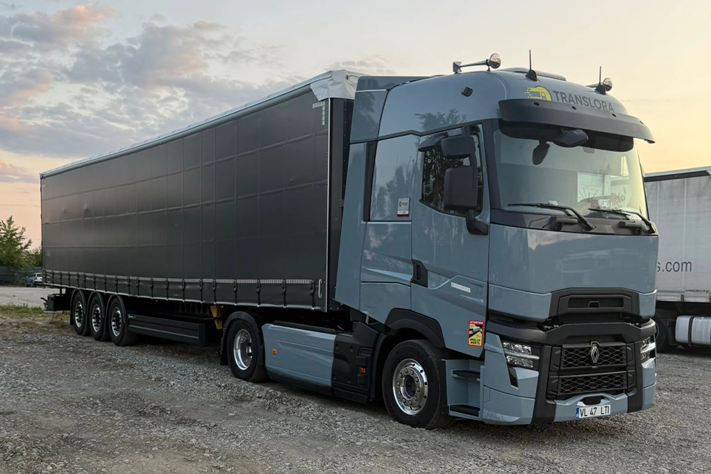Camion Renault modern si semiremorca cu prelata pentru transport marfuri international